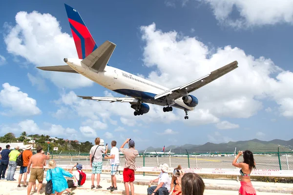 Άνθρωποι παρακολουθούν αεροπλάνο προσγειωθεί στο αεροδρόμιο σε Άγιος Μαρτίνος, Άγιος Μαρτίνος — Φωτογραφία Αρχείου