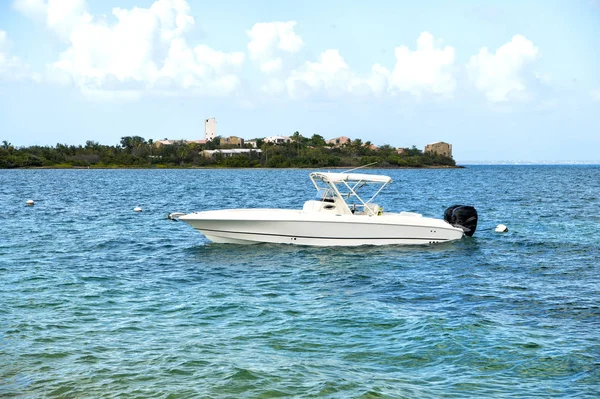 Motorboat at anchor in sea in Philipsburg, St Maarten — Stock Photo, Image