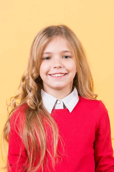 Kind met krullend blond haar in rode trui — Stockfoto