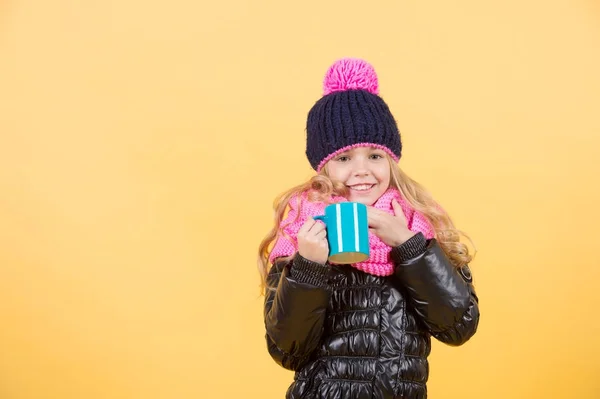 Fille au chapeau, écharpe rose, veste noire avec tasse — Photo