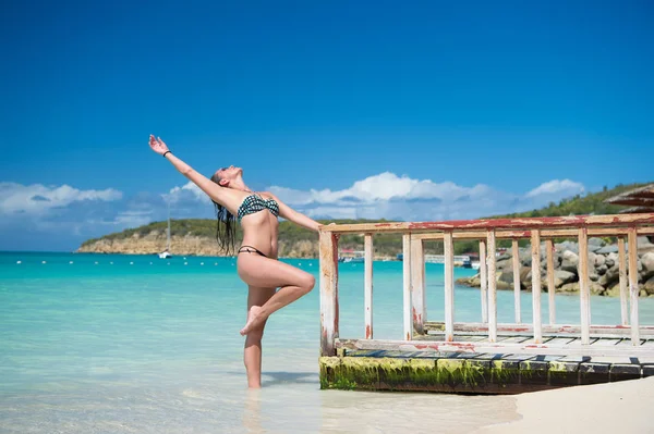 Mujer posan en muelle de mar en st johns, antigua — Foto de Stock