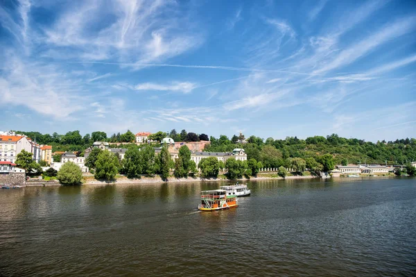 Vltava řeka a městské panorama v Praze, Česká republika — Stock fotografie