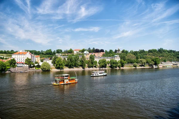 Pohled na město z řeky Vltavy v Praze, Česká republika — Stock fotografie