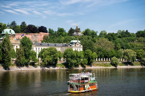 Bateaux sur la rivière Vltava à Prague, République tchèque — Photo