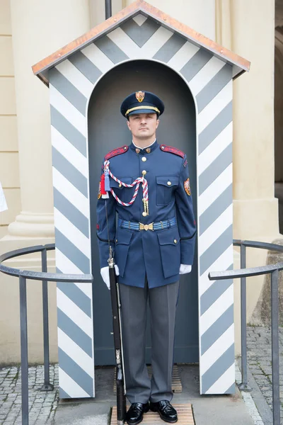 Castle guard adam görev yayında Prag, Çek Cumhuriyeti — Stok fotoğraf