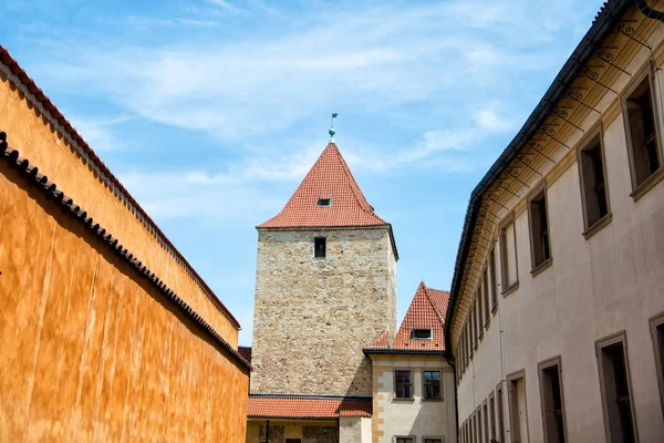Toren en vesting muur in Praag, Tsjechië — Stockfoto