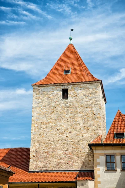 Stone toren met terracotta dak in Praag, Tsjechië — Stockfoto