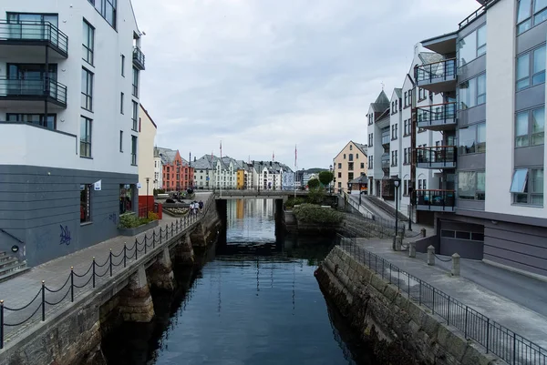 Água do canal com casas de cidade e ponte em Alesund, Noruega — Fotografia de Stock