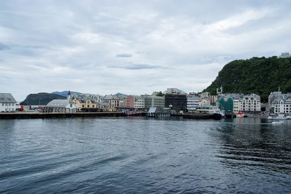 Arquitectura de la ciudad y montaña desde el agua de mar en Alesund, Noruega — Foto de Stock