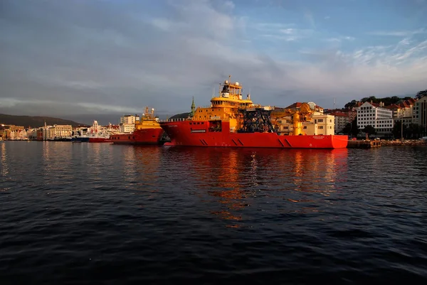 Navios atracam na água do mar em Bergen, Noruega — Fotografia de Stock