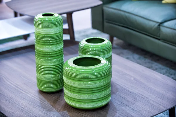 Vases sur table en bois à l'intérieur de la chambre — Photo