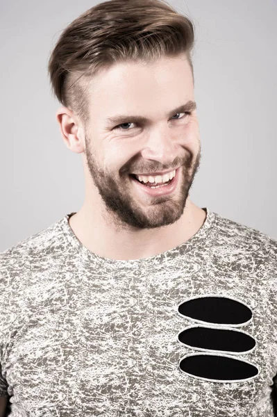 Uomo con barba e capelli alla moda in maglietta sorriso — Foto Stock