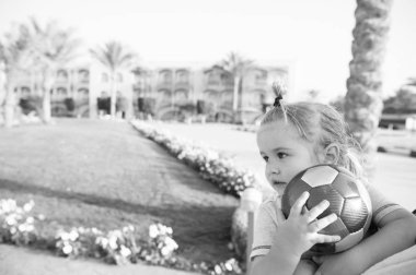 küçük bebek çocuk renkli top açık oynamak ile