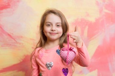 Dekoratif aşk kalp ile çocuk