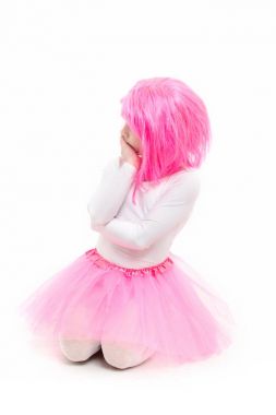 Çocukluk ve mutluluk. Beyaz arka plan üzerinde izole peruk çocuk. Güzellik ve moda. Küçük kız t pembe etek. bale ve sanat.