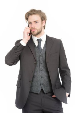 Resmi kıyafetli, cep telefonlu bir adam..