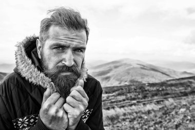 Hipster dağlar, ciddi bir yüz ile.