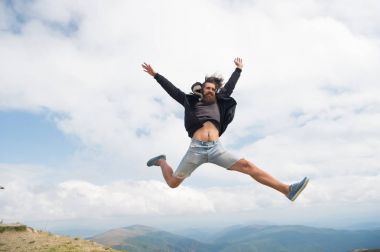 Adam ya da bulutlu gökyüzü arka plan üzerinde sakallı adam.