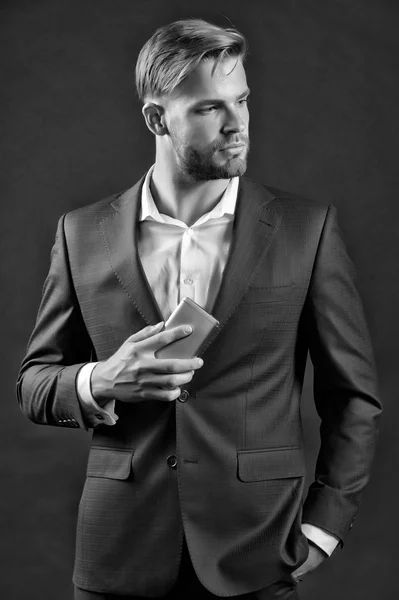 Homem em roupa formal com telefone celular. — Fotografia de Stock