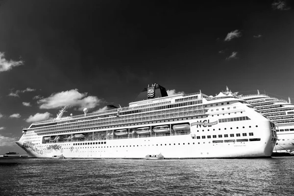 Groot cruiseschip Norwegian Sky — Stockfoto