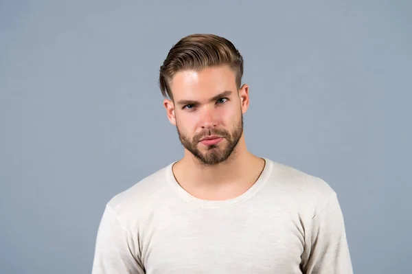 Hombre con la cara sin afeitar pelo y corte de pelo de moda —  Fotos de Stock