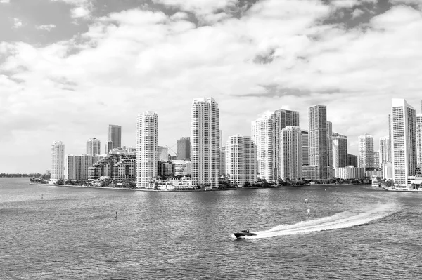 Flygfoto över Miami skyskrapor med blå molnig himmel, båt segel — Stockfoto