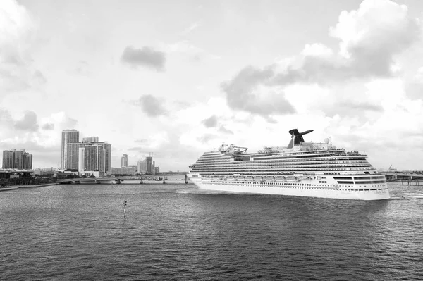 Cruise ship Carnival Breeze — Stock Photo, Image