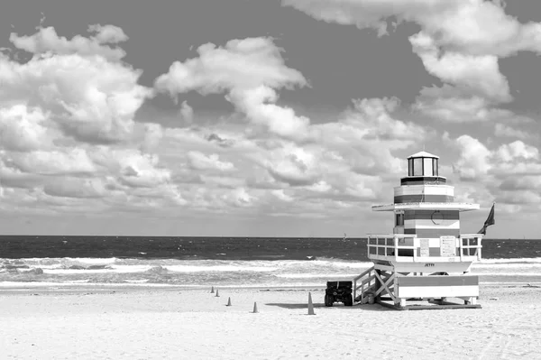 Casa salva-vidas ou torre de patrulha da praia — Fotografia de Stock