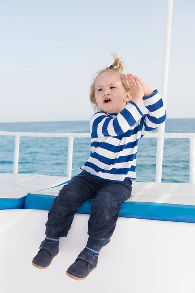 Ragazzo in camicia marinaio vela in mare blu — Foto Stock