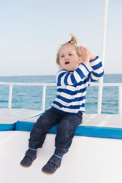 Garçon en chemise marin voile en mer bleue — Photo