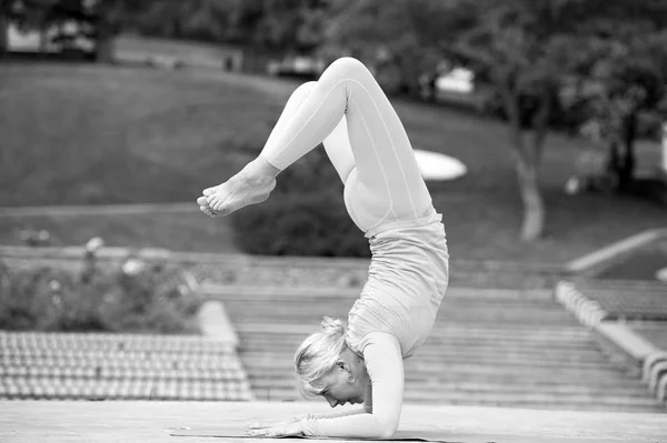 Mooie jonge vrouw doet yoga asanas in het park — Stockfoto