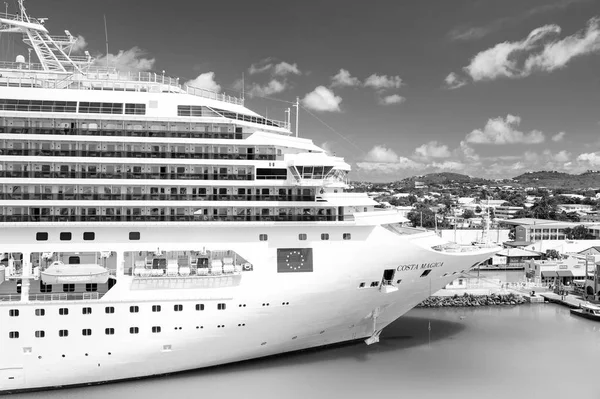 Beautiful large luxury cruise ship at moorage St. John, Antigua — Stock Photo, Image