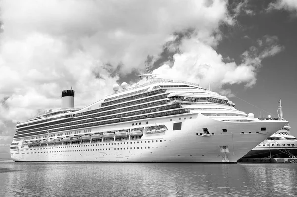 Big cruise ship Disney Wonder — Stock Photo, Image