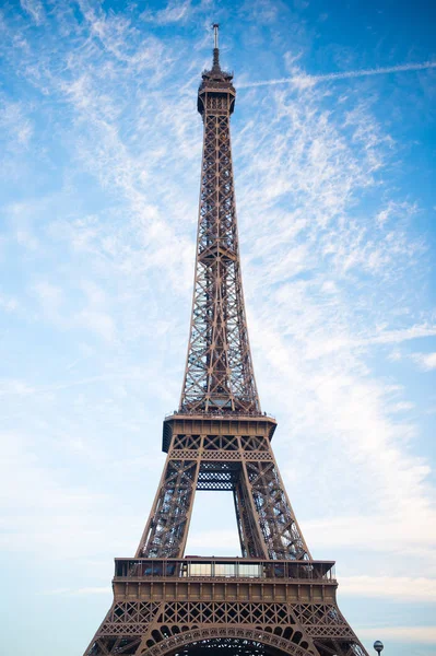 Eiffelturm bei Sonnenuntergang in Paris, Frankreich. hdr. Romantischer Reisehintergrund. — Stockfoto