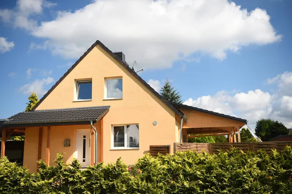 Private house on sunny summer day on countryside landscape — Stock Photo, Image