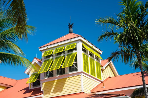 Mansard met gele venster luiken open in Nassau, Bahamas — Stockfoto