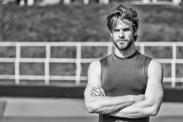 Bel homme à la mode a des cheveux élégants en vêtements de sport, sport f — Photo