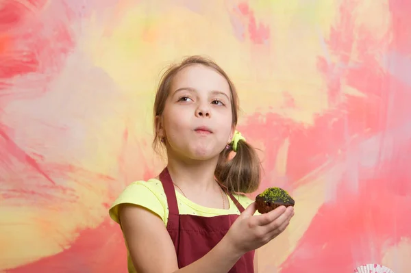 Menina comer cupcake — Fotografia de Stock