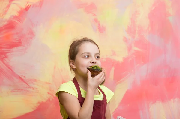 Детский повар в красном фартуке на красочной абстрактной стене — стоковое фото