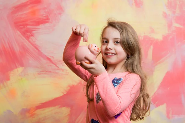 Menina segurar caixa de dinheiro ou porquinho banco para poupança . — Fotografia de Stock