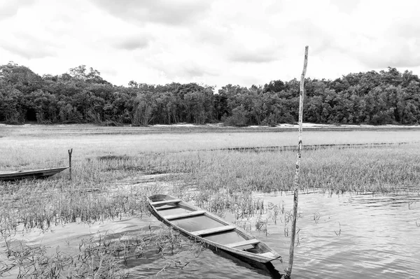 Vecchia barca di legno allagato sull'acqua — Foto Stock