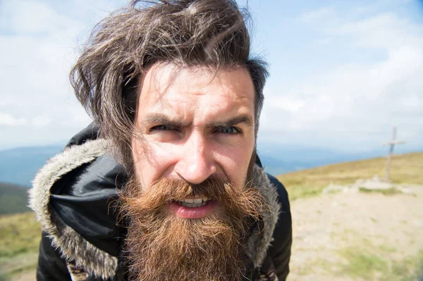 Ragazzo o uomo barbuto al freddo . — Foto Stock