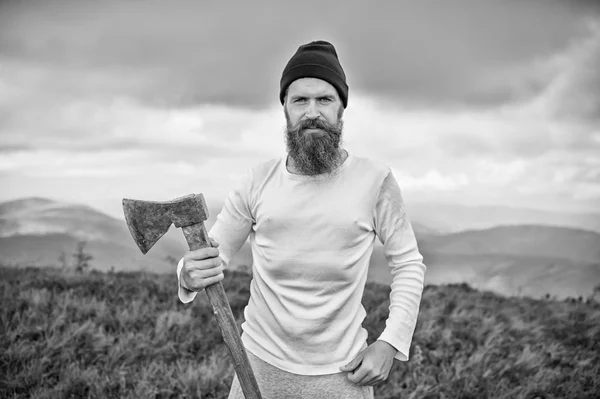등심 수염 남자 산 풍경에 도끼 스탠드 — 스톡 사진