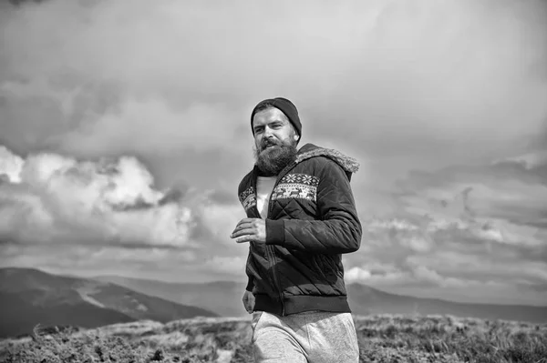 Atleta barbudo homem executado na paisagem da montanha — Fotografia de Stock