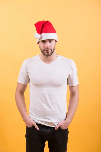 Man Santa i vit tröja på orange bakgrund — Stockfoto