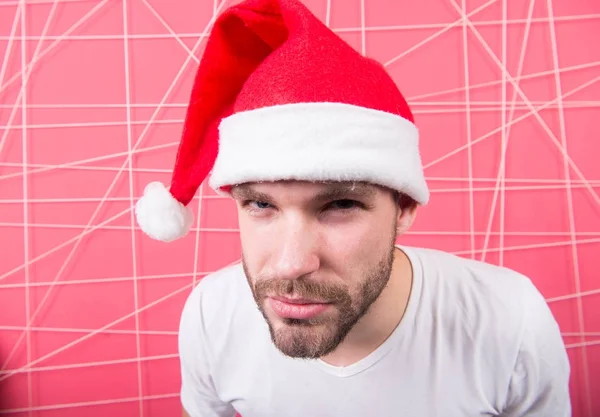 赤いクリスマス帽子でひげを生やした顔を持つ男サンタ — ストック写真