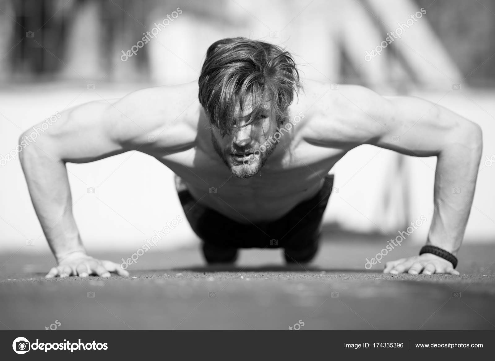 Muscular man doing push ups, male athlete exercising push up — Stock Photo © stetsik 174335396
