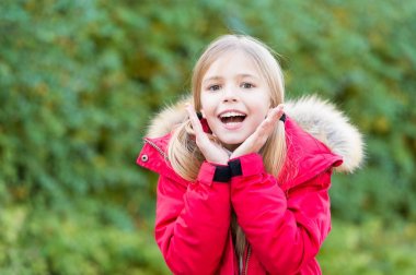 Pastoral sonbahar günü sürpriz yüz çocuk
