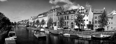 Su kanalı boyunca pitoresk dolgu