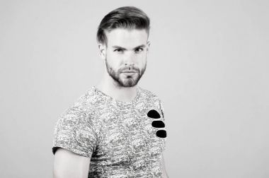 Maço tshirt gri arka plan üzerinde